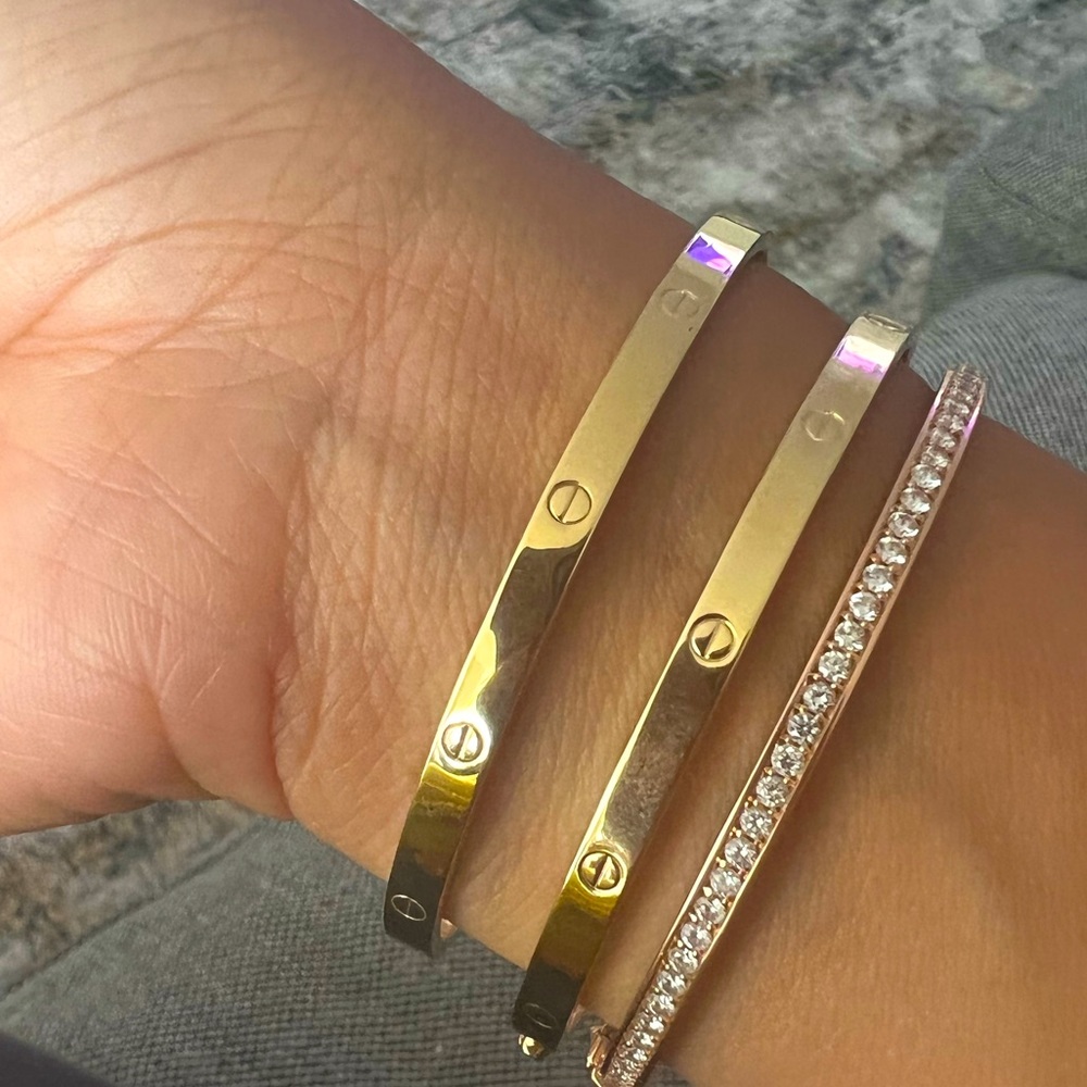 Selling this 2 pcs of cartier 18k gold